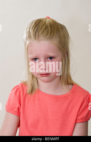 Caucasian 6 anno vecchia ragazza piange con profonda tristezza abbandono abbandonato schiacciato l'espressione del viso profondamente emotivo emozioni emozione rabbia arrabbiato Foto Stock