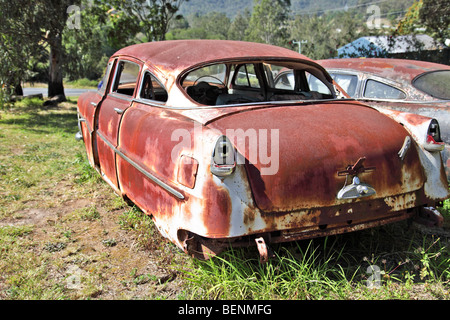 Arrugginita vecchie auto in un campo erboso Hudson Super wasp Foto Stock