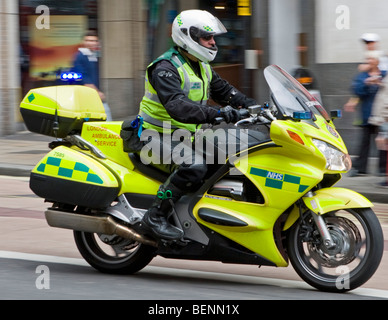 Londra servizio ambulanza paramedico sul motociclo, Haymarket, Londra, Inghilterra Foto Stock