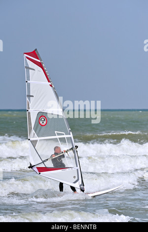 Windsurf in wetsuit windsurf sul Mare del Nord in un giorno di tempesta Foto Stock