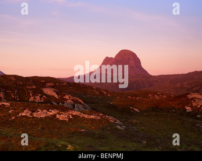 La Scozia, Sutherland, Suilven al tramonto da vicino a Lochinver Foto Stock