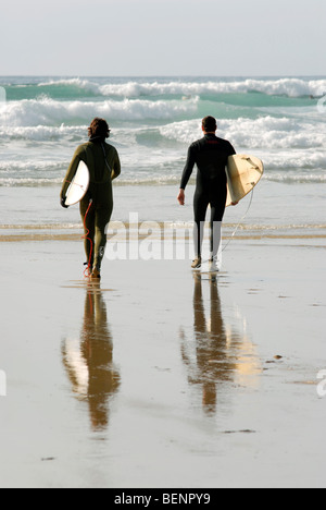 Surfisti sulla spiaggia a Perranporth, Cornwall, Regno Unito. Foto Stock