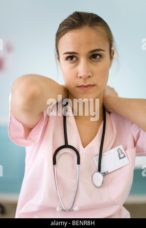 L'infermiera massaggiando il collo Foto Stock