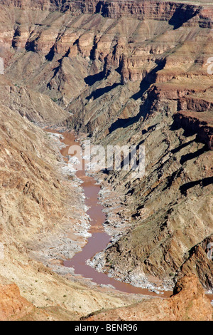 Acqua di ruscello che scorre attraverso le rocce erose del Fish River Canyon, Namibia, Sud Africa Foto Stock