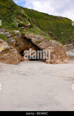 CORNISH Spiaggia e scogliera a PENTEWAN. CORNWALL REGNO UNITO. Foto Stock