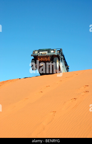 Veicolo a quattro ruote motrici bilanciamento sulla cresta di una duna di sabbia nel deserto del Namib, Namibia, Sud Africa Foto Stock
