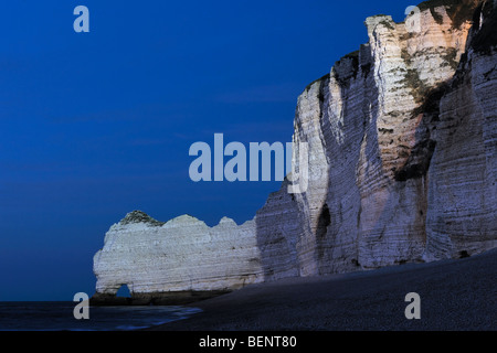 La Porte d'Amont di notte, un arco naturale in Chalk Scogliere di Etretat, Normandia, Francia Foto Stock