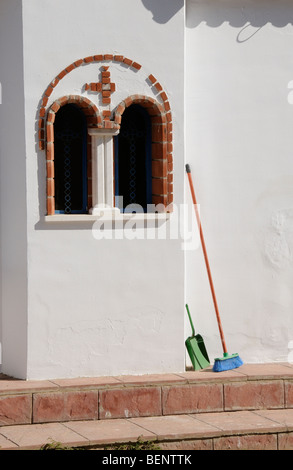 Paletta e ginestra contro una parete della cappella Foto Stock