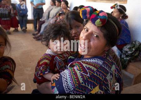 GUATEMALA le donne e i loro bambini nel tradizionale abito Maya, Chajul, El Quiche. Fotografia di SEAN SPRAGUE 2008 Foto Stock