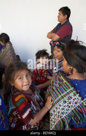 GUATEMALA le donne e i loro bambini nel tradizionale abito Maya, Chajul, El Quiche. Fotografia di SEAN SPRAGUE Foto Stock