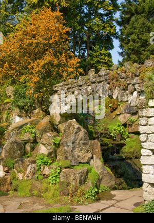 Arco in pietra cascata berberis rock garden [Newby Hall] Ripon [North Yorkshire] Foto Stock