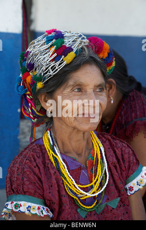 GUATEMALA Donna di San Andres, El Quiche, indossare un abito tradizionale. Fotografia di SEAN SPRAGUE Foto Stock