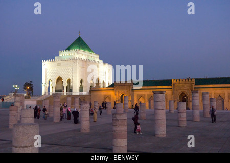 I visitatori a piedi tra le colonne all'Incompiuta Moschea Hassan e il Mausoleo di Mohammed V, Rabat, Marocco, Africa. Foto Stock