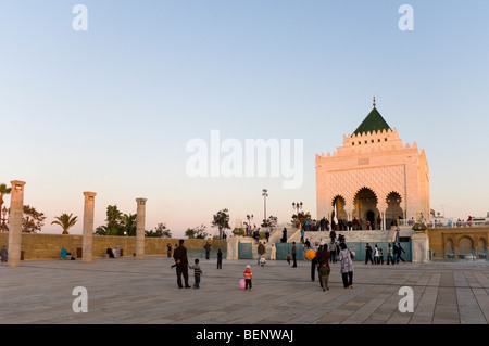 I visitatori a piedi tra le colonne all'Incompiuta Moschea Hassan e il Mausoleo di Mohammed V, Rabat, Marocco, Africa. Foto Stock