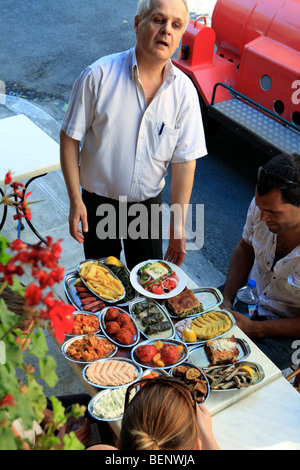 Europa Grecia Atene plaka un vassoio di greco mezedes presso la taverna sholarhio Foto Stock