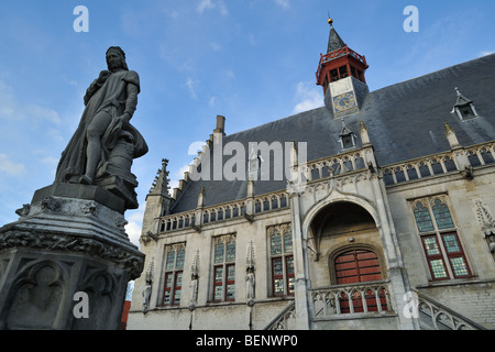 Statua di Jacob van Maerlant davanti al municipio presso la città medievale di Damme, Fiandre Occidentali, Belgio Foto Stock