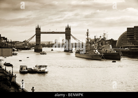 Vista del Tower Bridge e la piscina di Londra con due navi da guerra Foto Stock