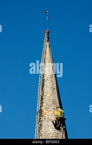 Steeplejack lavorando sul tetto della chiesa a Horsted Keynes Foto Stock