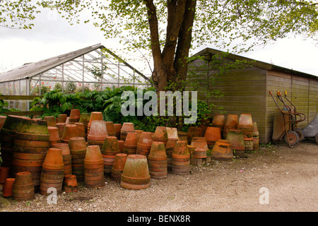 Vasi di terracotta in un vecchio giardino inglese. Foto Stock
