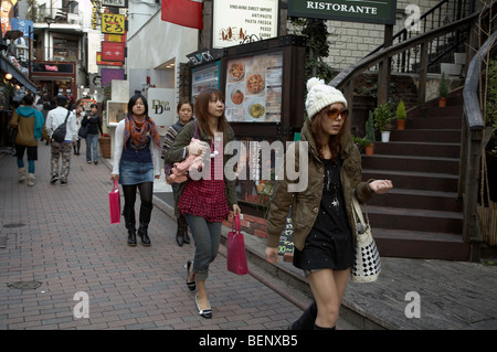 Giappone Shibuya, Tokyo. Giovani donne. foto di Sean Spraqgue 2008 Foto Stock