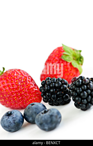 Closeup assortiti di frutti di bosco freschi isolati su sfondo bianco Foto Stock