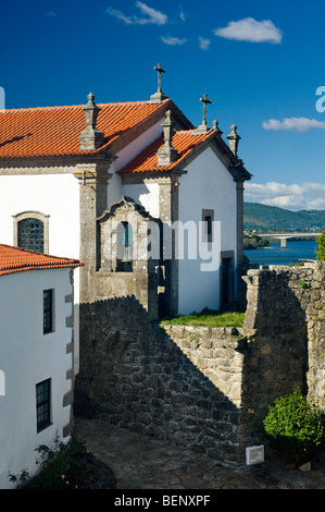 Il Portogallo, il Minho, Costa Verde, Vila Nova de Cerveira, Chiesa all interno delle mura del castello Foto Stock