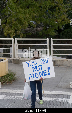 Le donne di marzo nella nona edizione di Gladys Ricart e alle vittime di violenze domestiche Memorial a piedi Foto Stock