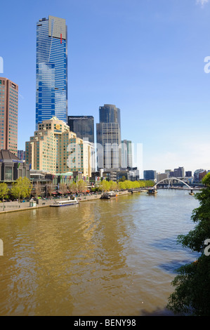 South Bank e il fiume Yarra, Melbourne, Australia, compreso Eureka Tower. Foto Stock