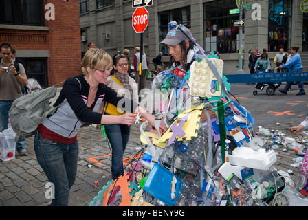 L'artista Chin Chih Yang esegue la sua umana scultura installazione durante il Dumbo Arts Festival di New York Foto Stock