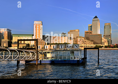 LONDRA, Regno Unito - 27 SETTEMBRE 2009: Vista dello skyline di Canary Wharf sul molo dei traghetti dell'Hilton Hotel Foto Stock