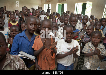 Il SUD SUDAN Kinji governo scuola primaria, Yei. Un gruppo di bambini nella affollatissima classe. Foto Stock