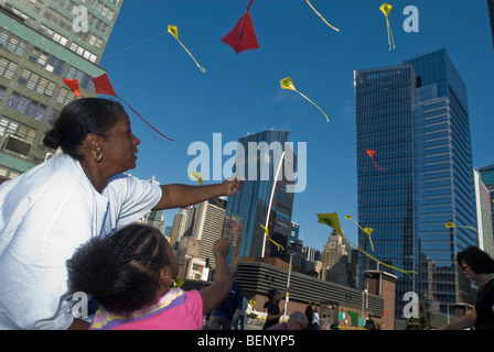 Prova gli appassionati le leggi della fisica all'annuale Fashion District Kite volo in New York Foto Stock