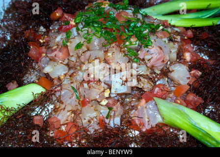 Grassi Omega 3 ricco di materie Kona Kampachi pesce ceviche trinciato fine di spinaci Hawaiian alghe rosse guarnite Foto Stock