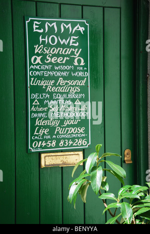 Segno nel centro della città di Glastonbury Somerset Inghilterra Foto Stock