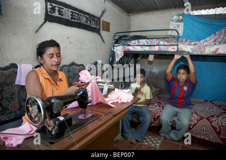 El Salvador la madre e il figlio con HIV Foto Stock