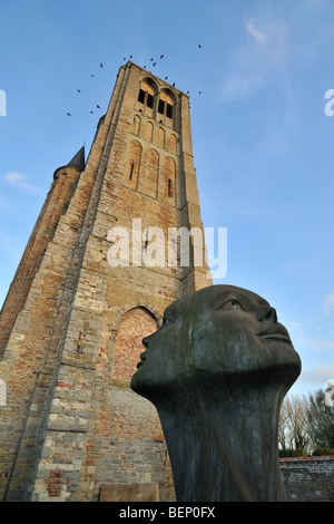 La statua Blik van Licht davanti alla chiesa di Nostra Signora della città Damme, Fiandre Occidentali, Belgio Foto Stock