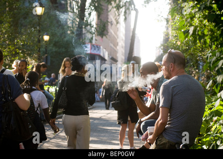 I fumatori in Union Square Park a New York Foto Stock