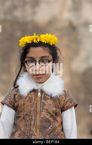 Una giovane ragazza marocchina di visite la necropoli di Chella, Rabat, Marocco, Africa Foto Stock