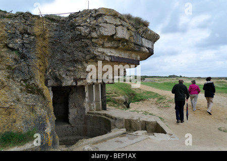 Seconda guerra mondiale due sito con bombardato WW2 bunkers A la Pointe du Hoc, Normandia, Francia Foto Stock