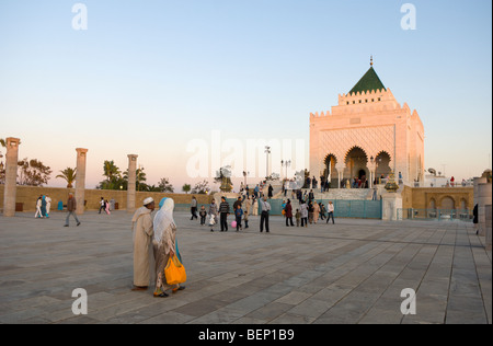 I visitatori a piedi tra le colonne all'Incompiuta Moschea Hassan e il Mausoleo di Mohammed V, Rabat, Marocco, Africa. Foto Stock