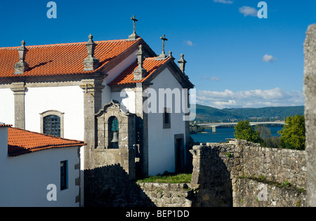 Il Portogallo, il Minho, Costa Verde, Vila Nova de Cerveira, Chiesa all interno delle mura del castello Foto Stock