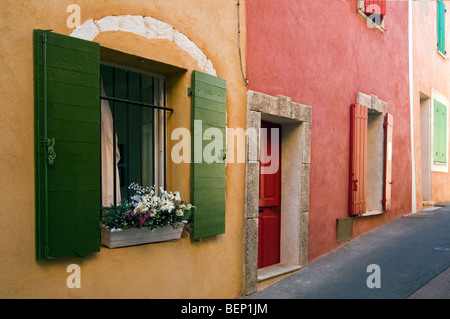 Facciate colorate di case con tendine, Roussillon, Provenza, Vaucluse, Provence-Alpes-Côte d'Azur, in Francia Foto Stock