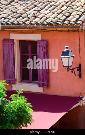 La facciata colorata del ristorante con tendine e lanterna, Roussillon, Provenza, Vaucluse, Provence-Alpes-Côte d'Azur, in Francia Foto Stock