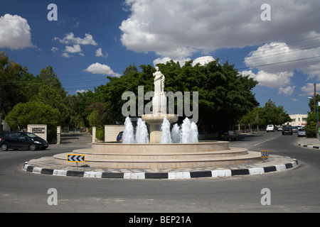 Replica della statua del Artemis paralia di kition e fontana in una rotatoria su artemis avenue in Larnaca repubblica di cipro Foto Stock