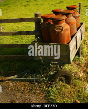 Vecchio arrugginito bidoni di latte su un carrello a Fenny Bentley,Derbyshire,parco nazionale di Peak District,l'Inghilterra,UK. Foto Stock