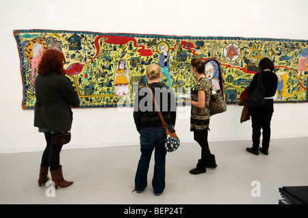 Fregio art fair 2009 Regents Park di Londra. Victoria Miro Gallery. Persone che guardano il Walthamstow arazzo da Grayson Perry Foto Stock