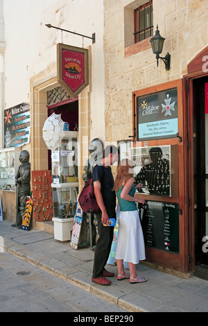 Window shopping in Mdina, Malta Foto Stock