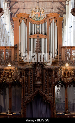 Le spalliere di legno intagliato che conduce all'ingresso drappeggiate all'organo a St Alban's Cathedral, Hertfordshire,Inghilterra. Foto Stock