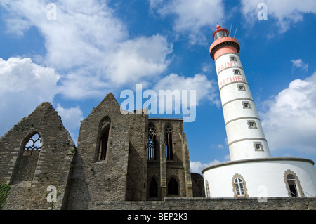 Il Pointe Saint-Mathieu con il suo faro e le rovine dell'abbazia, Finistère Bretagna, Francia Foto Stock