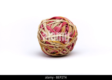 Sfera di naturale e colorato di rosso le bande di gomma include il tracciato di ritaglio Foto Stock